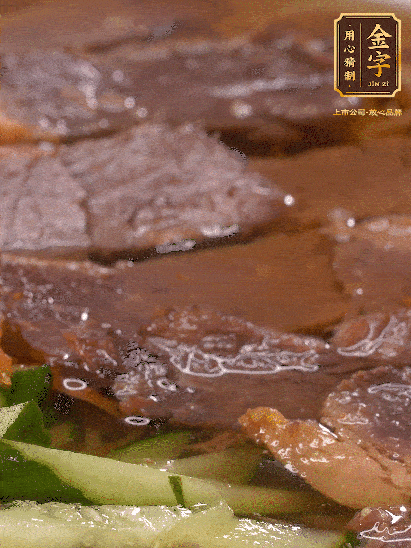 養(yǎng)麥冷面，涼水中清洗浸泡5分鐘，沸水中煮3分鐘，涼水漂洗沖涼