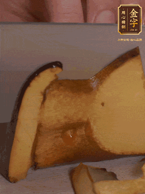 2個(gè)牛肝菌切丁，1個(gè)牛肝菌切片；金字香腸1根切丁，1根切片