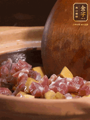 熱油下蒜片，倒入香腸丁、牛肝菌丁翻炒出香味