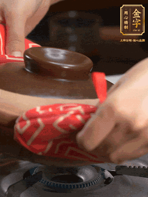 中火調(diào)成小火，鋪上香腸蓋蓋燜5分鐘。不斷轉(zhuǎn)動(dòng)瓦煲，讓側(cè)壁的飯形成飯焦