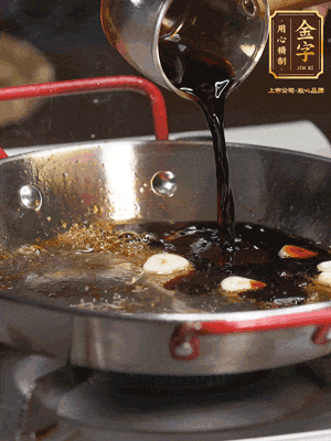 煲飯期間，用油煎熟牛肝菌。再用底油加醬油、蒜片調(diào)出鮮美醬汁