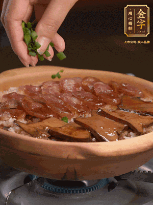 最后鋪上牛肝菌，爭(zhēng)分奪秒地倒上醬汁，撒點(diǎn)小蔥花