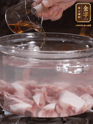 老鴨切塊，鍋里水煮開，鴨肉加姜片、料酒焯水
