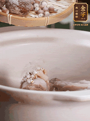 焯好水洗凈的鴨肉、薏米、芡實(shí)、蜜棗+適量水煲1小時