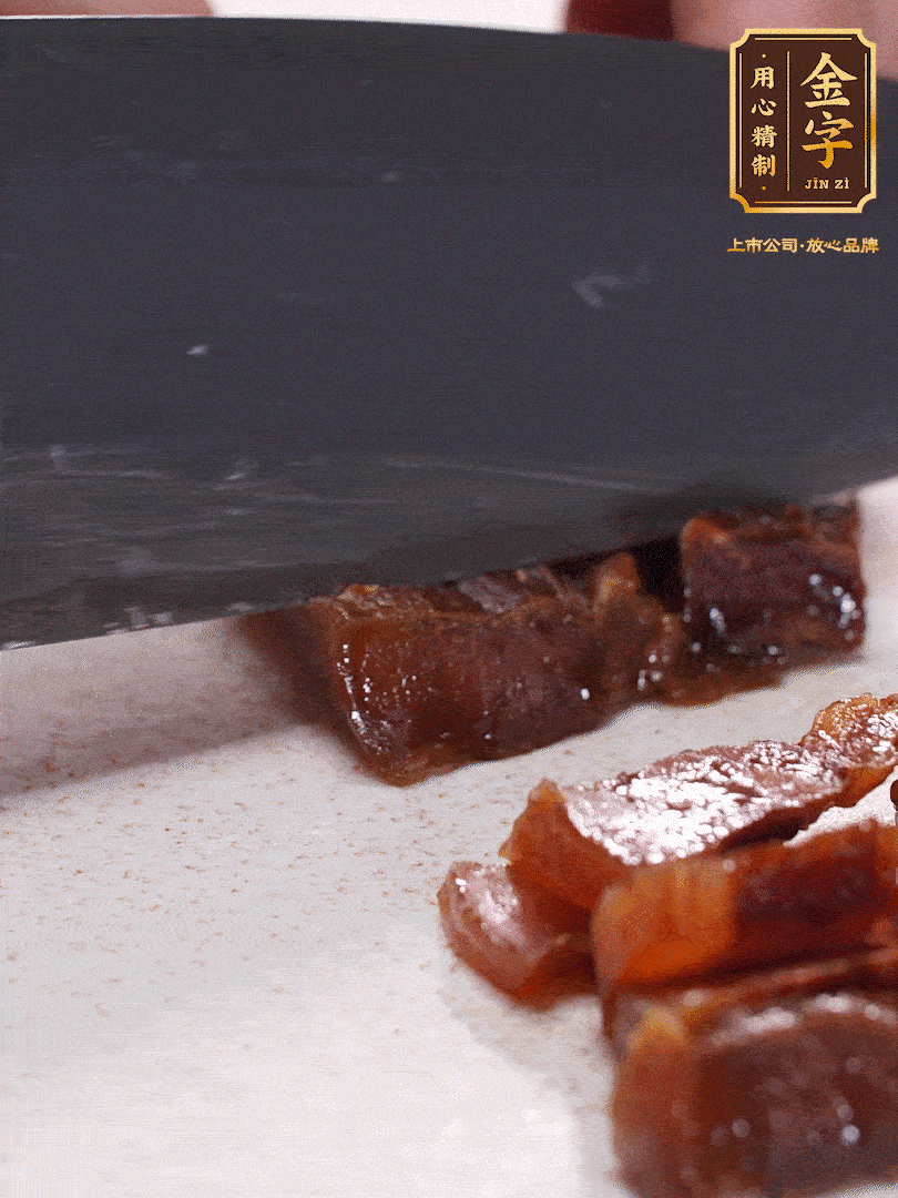 金字臘肉水煮10分鐘，切片