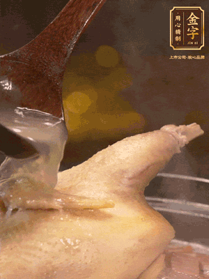 大火燒開后，撇去浮沫。轉(zhuǎn)小火燉2個(gè)小時(shí)