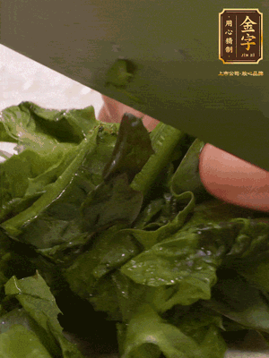 萵筍去皮切丁，萵筍葉切碎