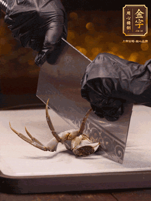 用刷子刷干凈六月黃，一斬二。把蟹蓋、蟹胃拿出來(lái)。