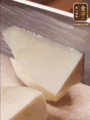 茭白去殼，底部一層老皮刨掉，切成滾刀塊