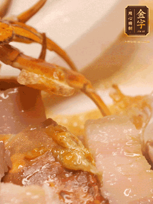 顏色變紅時(shí)，放蔥結(jié)、姜片煸香，再放咸肉、茭白、毛豆翻炒