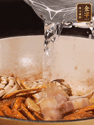 加料酒/花雕酒去腥，加入開(kāi)水燜10分鐘左右