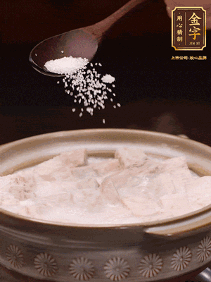 大火后改小火炆8分鐘左右，再加味精、精鹽，繼續(xù)炆至芋頭入味