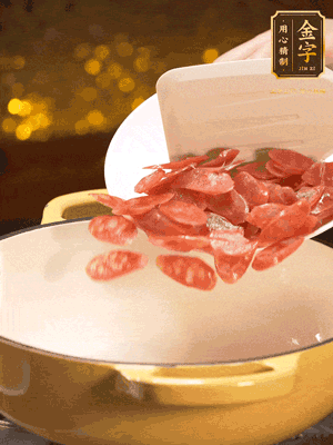 鍋里放油，香腸煸炒出多余的油脂，然后放小米辣