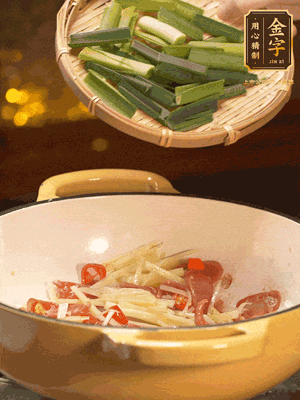 接著放蒜葉，來一點鹽，一點醬油調(diào)味翻勻