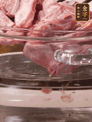 羊排清水洗凈，冷水浸泡30分鐘-2個小時，去除血沫。冷水下鍋，小火加熱析出血水后洗凈備用