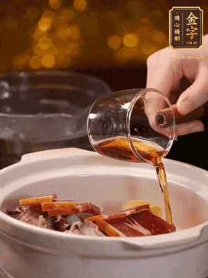 羊排、火腿、姜片一起入砂鍋，大火煮到沸騰