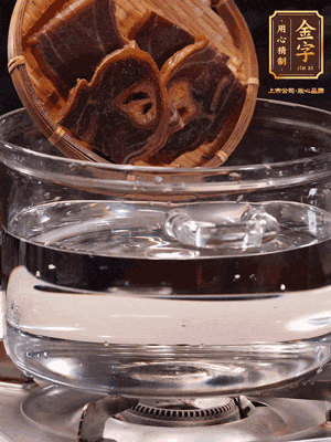 火腿蹄片，冷水下鍋，加蔥姜、料酒焯水