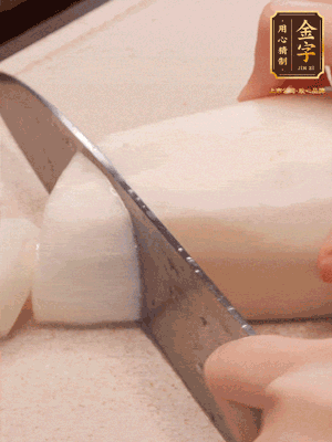 蘿卜削皮，切成滾刀塊