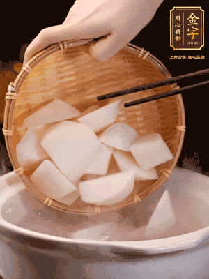 大火煮開(kāi)后，轉(zhuǎn)中小火燉40分鐘，挑出蔥結(jié)，再下蘿卜燉20分鐘