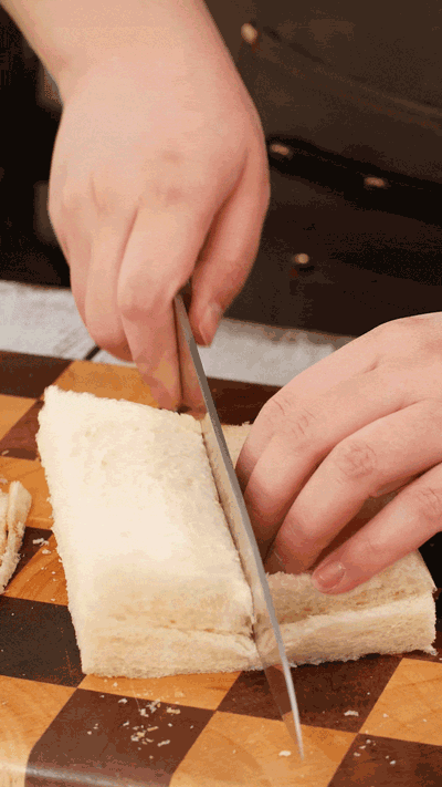 土司改刀去邊，切成適當(dāng)大小