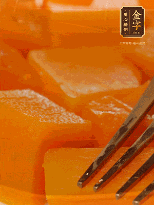 南瓜去皮，一半切塊備用，一半切塊蒸熟，碾成泥