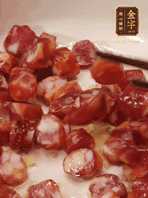 砂鍋熱油，下姜絲、香腸煸香