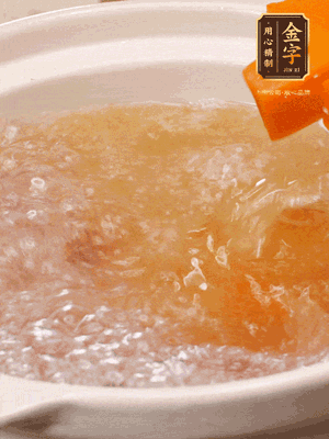 倒入開水、南瓜塊、南瓜泥中火煮5分鐘