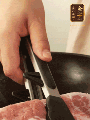 大塊五花肉皮面朝下，烙2-3分鐘