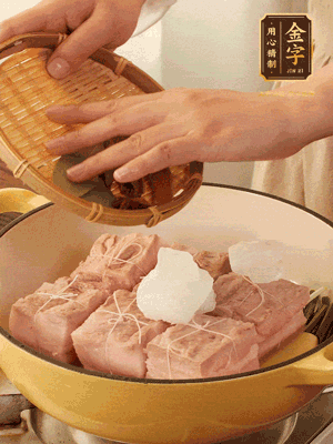 五花肉皮朝下，桂皮、八角、香葉、冰糖、生抽、花雕酒