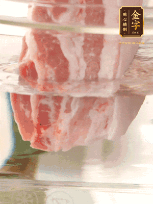 大塊豬五花冷水下鍋，蔥、姜、花雕酒焯水