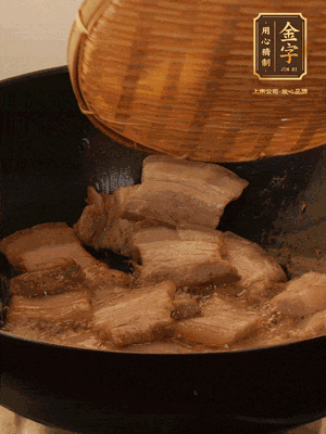 鍋中少油，翻炒五花肉