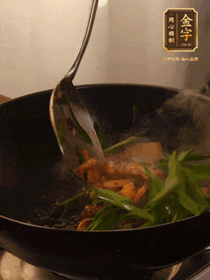 黃豆醬、鹽、糖調味，淋一圈花雕酒，蒜白先下，蒜葉后下