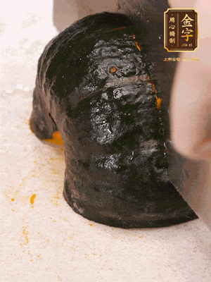 貝貝南瓜去皮，切成小塊。姜切絲