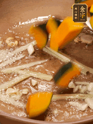 砂鍋倒一層底油，蒜粒、姜絲炒香后，再下南瓜翻炒30秒