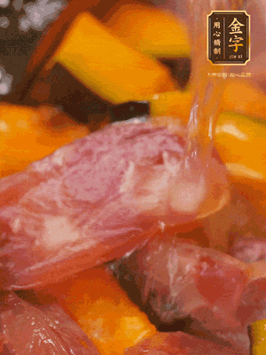 下香腸，倒沒過南瓜的水，加1/2勺鹽、1/2勺白糖、1勺蠔油燜8分鐘