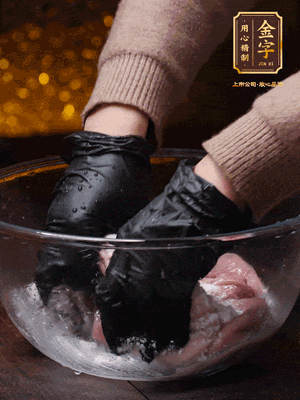 豬肚放入面粉、鹽、白酒，反復(fù)揉搓（重復(fù)3遍），洗掉表面的黏液。再把豬肚翻過來，剪去油脂，一樣反復(fù)揉搓干凈