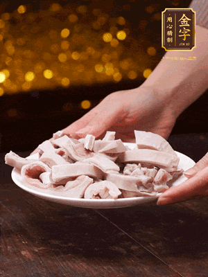豬肚冷水下鍋，姜蔥料酒去腥，水開煮5分鐘，撈出，切小塊。