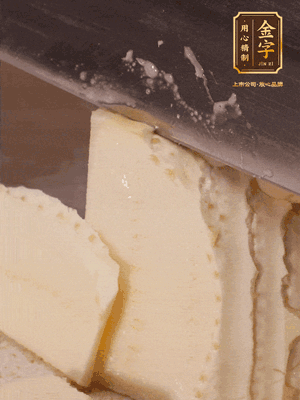 冬筍去殼切片，水開后煮2分鐘焯水
