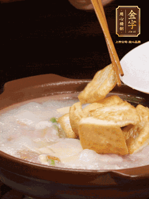 倒入開水大火煮開，轉(zhuǎn)中小火放咸肉，放一點(diǎn)點(diǎn)糖、味精慢燉10分鐘
