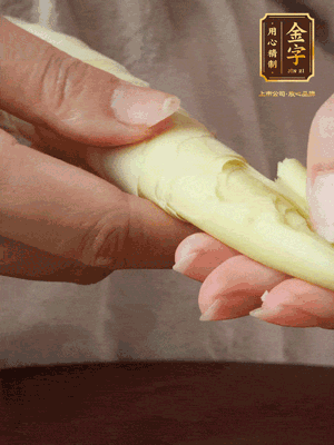 春筍沿著外皮豎著淺劃一刀，剝下外殼，切掉尾部的老根，切滾刀塊。（這個時候的春筍最為鮮嫩脆爽，不需要焯水去除澀味）