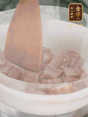 砂鍋內(nèi)咸肉微微煸出香味，再倒入開水。放排骨滾開后轉中小火篤30分鐘。（水盡量一次加足，以免中途加水沖淡鮮味。這一步是湯底濃白的關鍵）