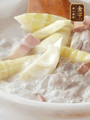 開蓋后放春筍，小火慢篤20分鐘左右，出鍋后盛出。