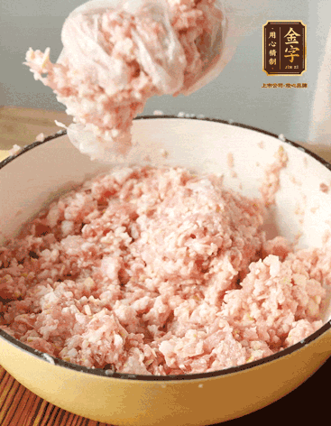 肉丁、咸肉丁、一丟丟鹽、料酒拌勻，反復摔打上勁。接著加入1兩蔥姜水，反復拌勻摔打上勁。前后共加3遍。3遍后筍丁，接著反復摔打上勁。最后加入1個蛋清、3茶匙生粉拌勻摔打上勁