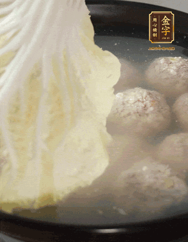 等獅子頭浮起來時再加白菜蓋。小火慢燉2小時