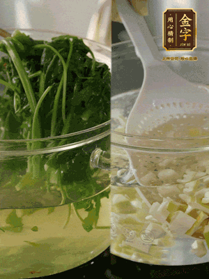 春筍切丁焯水；薺菜加鹽焯水，過(guò)涼水后切成細(xì)末