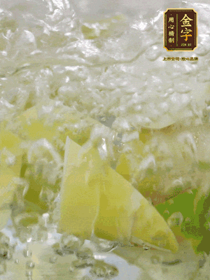 春筍沿著外皮豎著淺劃一刀，剝下外殼，切掉尾部的老根，切滾刀塊。簡單焯水去澀味。