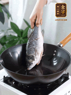 熱油，加1大勺豬油、姜片，再下鱸魚，煎至定型后翻面。（加點豬油，燉出的魚湯更容易變?yōu)榍逅哪贪咨＃?>
					</div>
					<span>步驟 3/6</span>
					<p>熱油，加1大勺豬油、姜片，再下鱸魚，煎至定型后翻面。（加點豬油，燉出的魚湯更容易變?yōu)榍逅哪贪咨?。?/p>
				</li><li>
					<div   id=