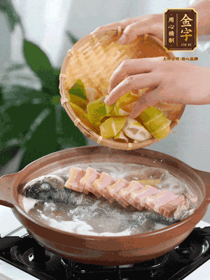 倒開水燉煮后轉(zhuǎn)移入砂鍋，淋料酒去腥、加少許鹽調(diào)味，再依次加咸肉、春筍燉煮15分鐘。