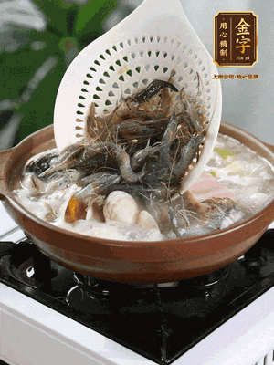 最后加一把蛤蜊、一把河蝦燜2分鐘，放一點白胡椒粉調(diào)味，撒上蔥花點綴！