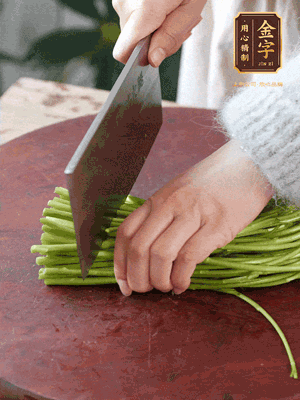 正嫩的藜蒿，掐頭去除根部，切小段